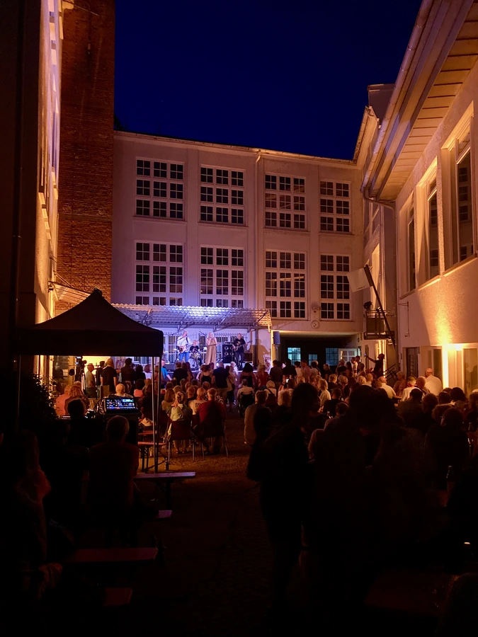 Black Cat Bone im Innenhof